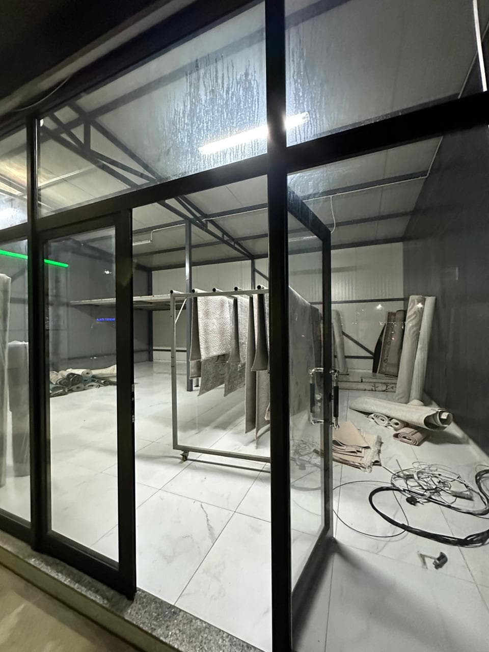 Jepet me qera kapanon + oborr ne Kamez ( Buze rruges Kryesore ) - 100.000 Leke | 250 m² 2