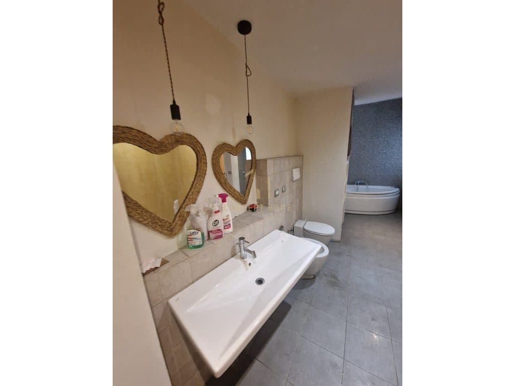 Shitet apartament 3+1+2+2 tek Zogu i Zi 3