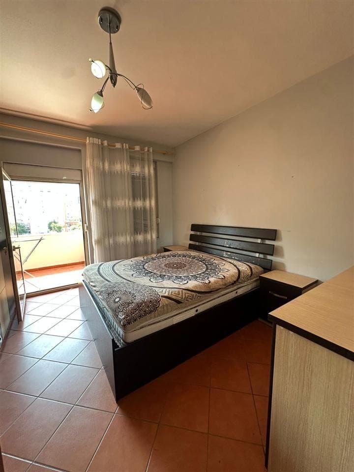 Shitet Apartament 2+1 tek 21 Dhjetori 4