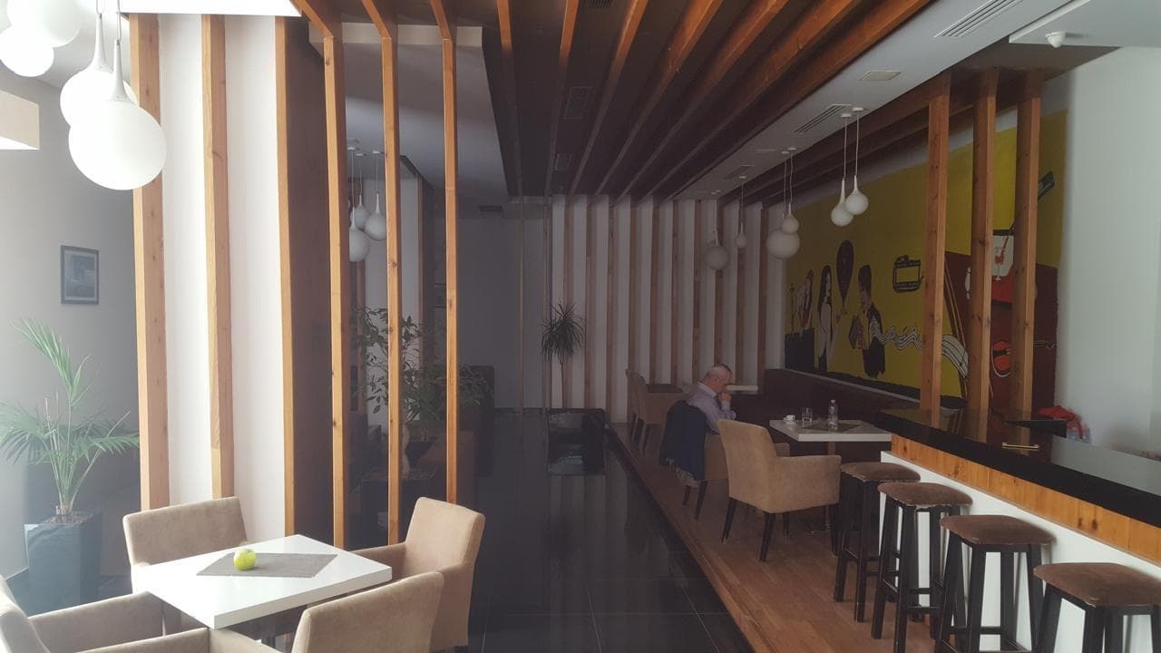 Jepet me qira një lokal funksional në zonën e Yzberishtit, me një sipërfaqe prej 350m², i përshtatshëm për aktivitete të ndryshme si bar, restorant, lounge, ose biznese të ngjashme. 4
