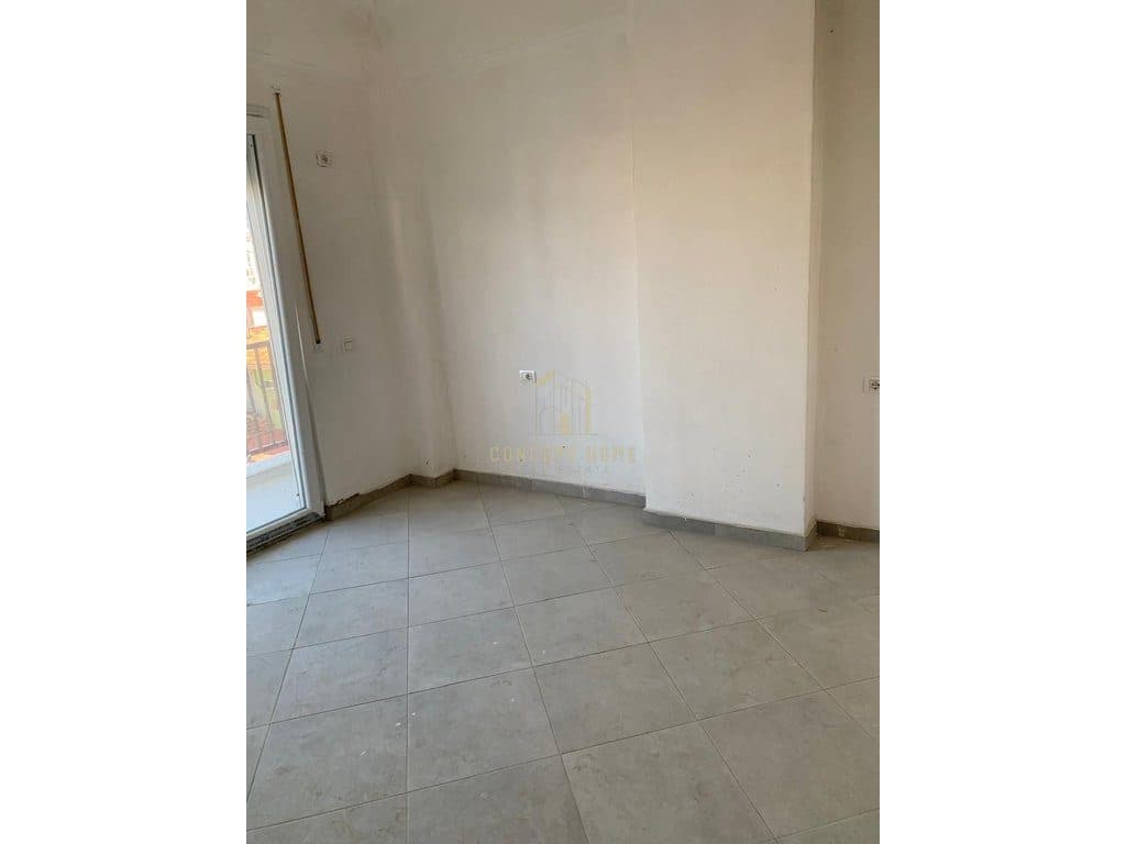 Shitet apartament 2+1 Tek Xhamlliku 2