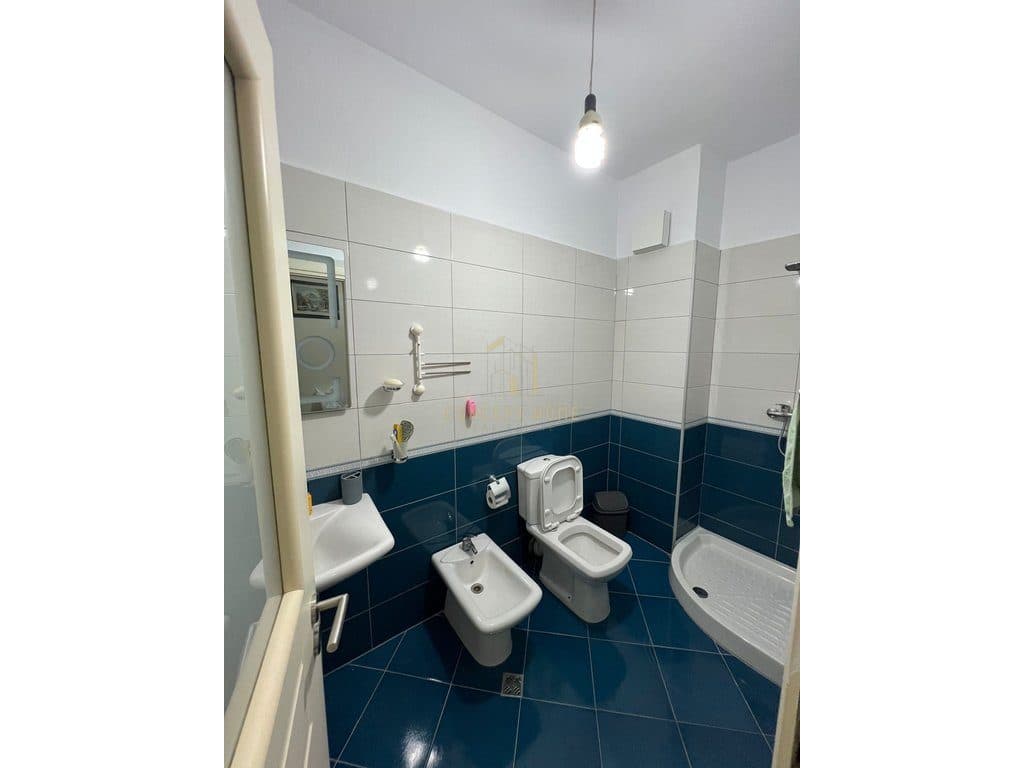 Shitet apartament 2+1+ Parkim ne Astir.