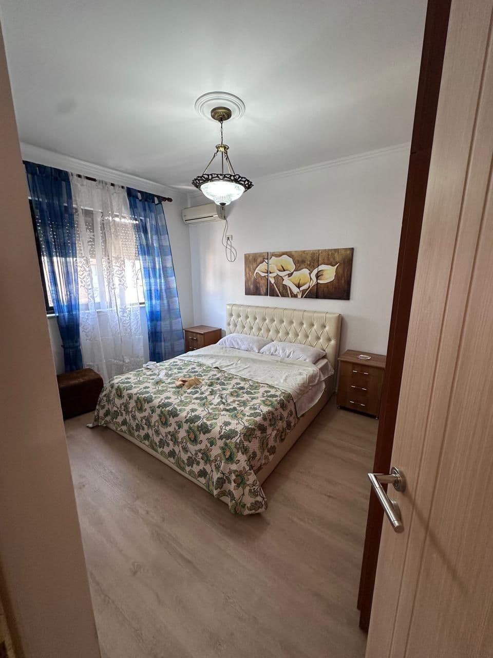 Shitet Apartament 2+1 tek Xhamlliku