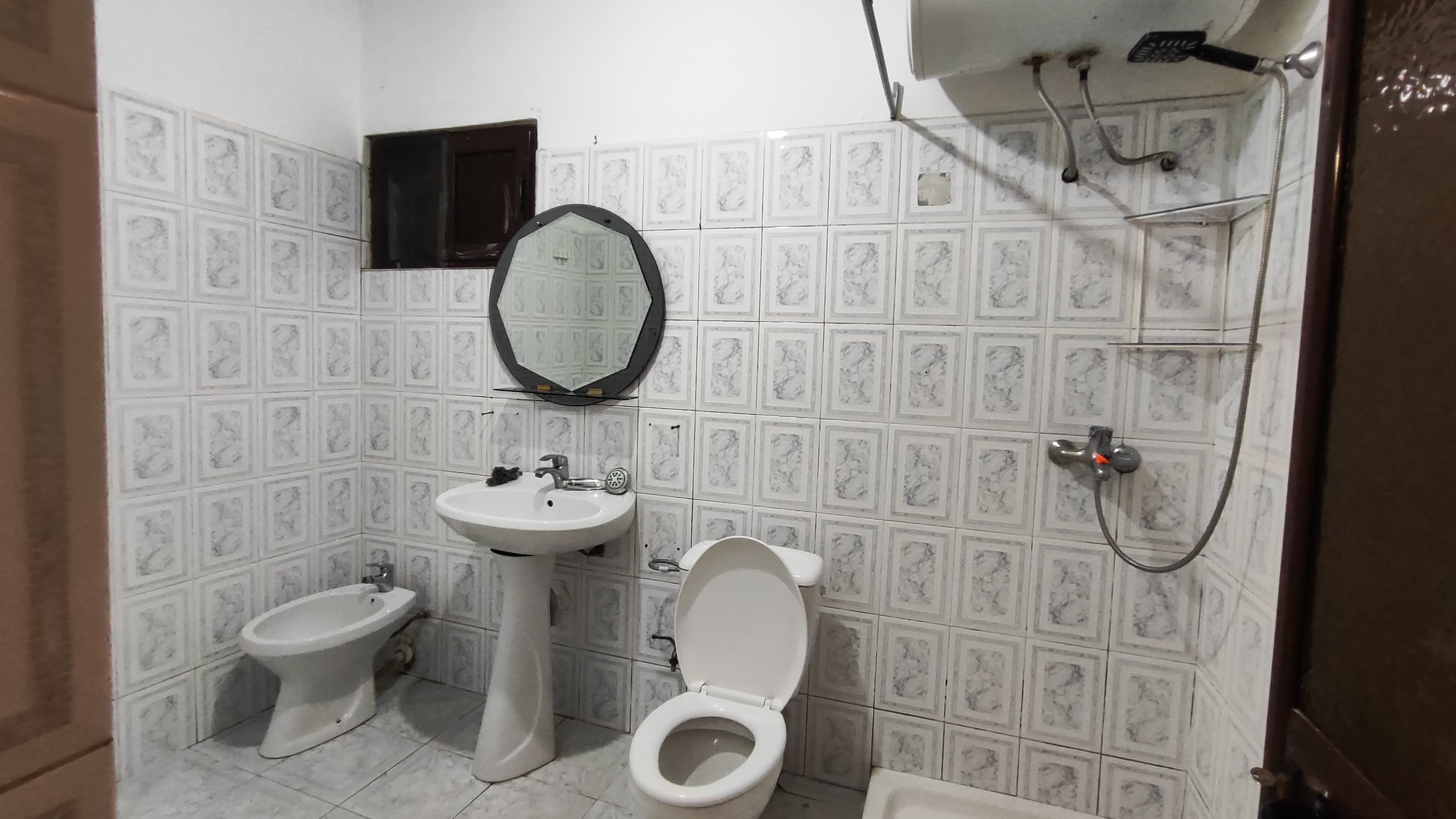 Jepet me qera kati i pare shtepi private 2+1 ne Laprake/32.000 leke muaji 3