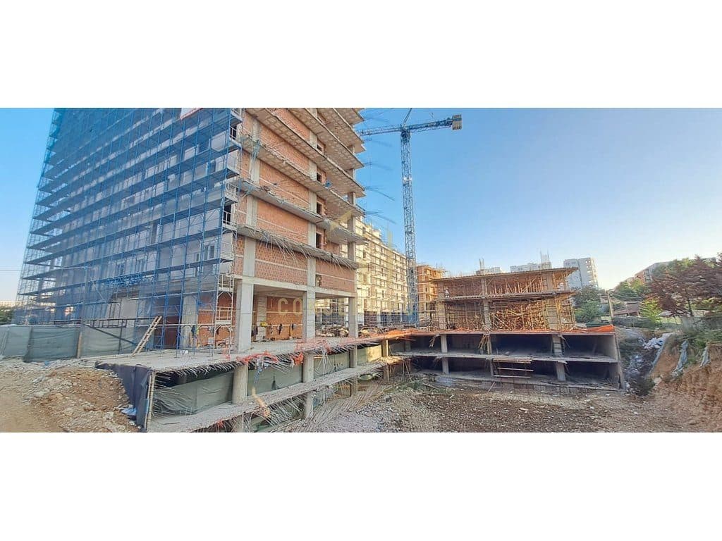 Shitet apartamet 2+1+2 tek Ish Fusha Aviacionit 4