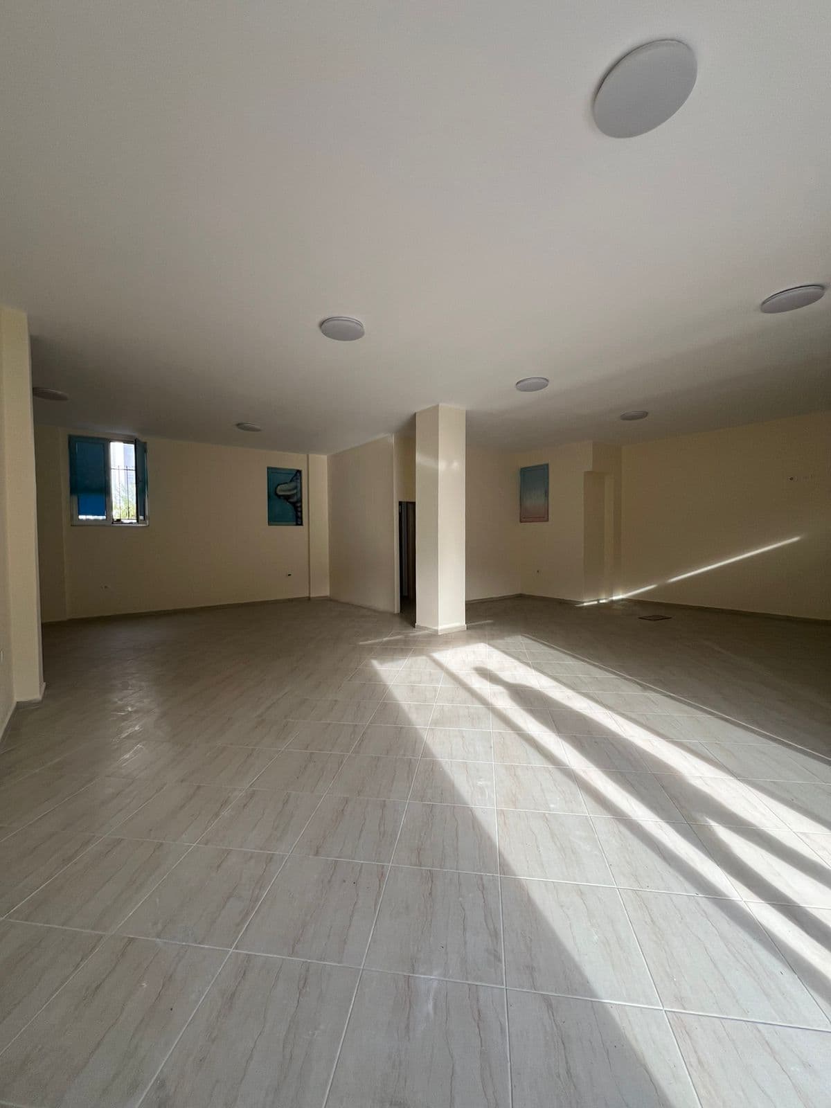 Dyqan To Rent në Komuna e Parisit, Tirana - 1000€ | 130 m²