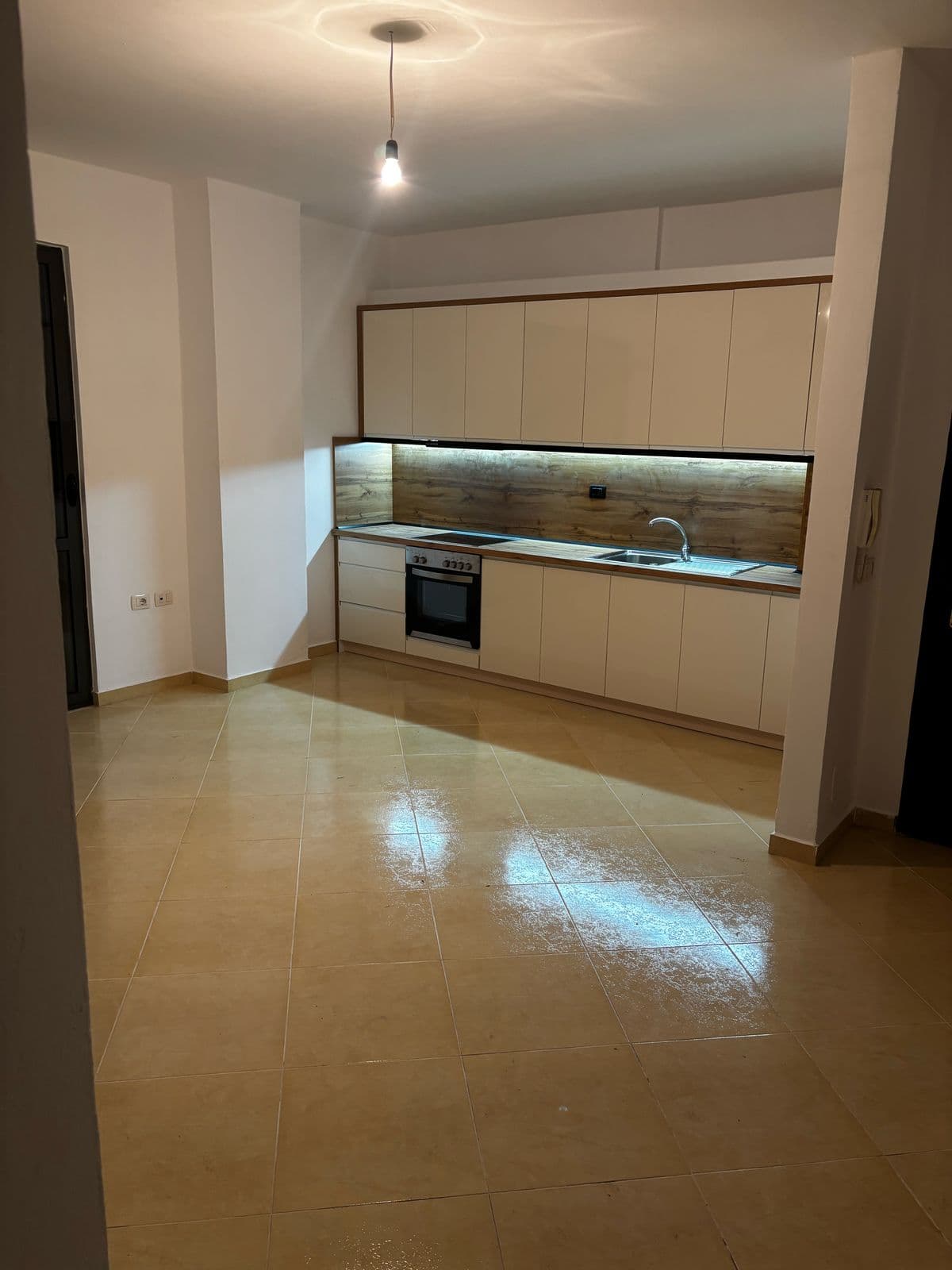 Jepet apartament me qera 2+1 tek Rruga Ardeno