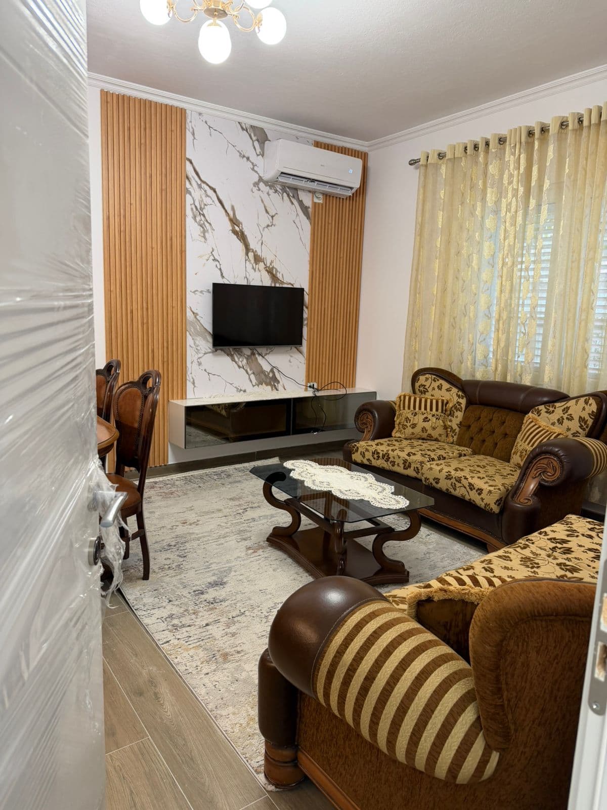 Jepet Apartament Me Qera 2+1+Verande Tek Bulevardi i Ri/600 Euro 2