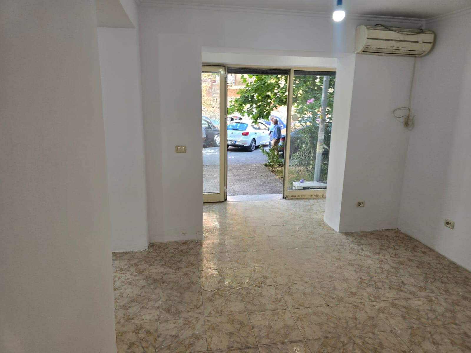 Shiten 2 Ambjente te ndara ne Dyqan dhe Garsoniere tek rruga e Kavajes, Tiranë - 195,000€ | 64 m² 2