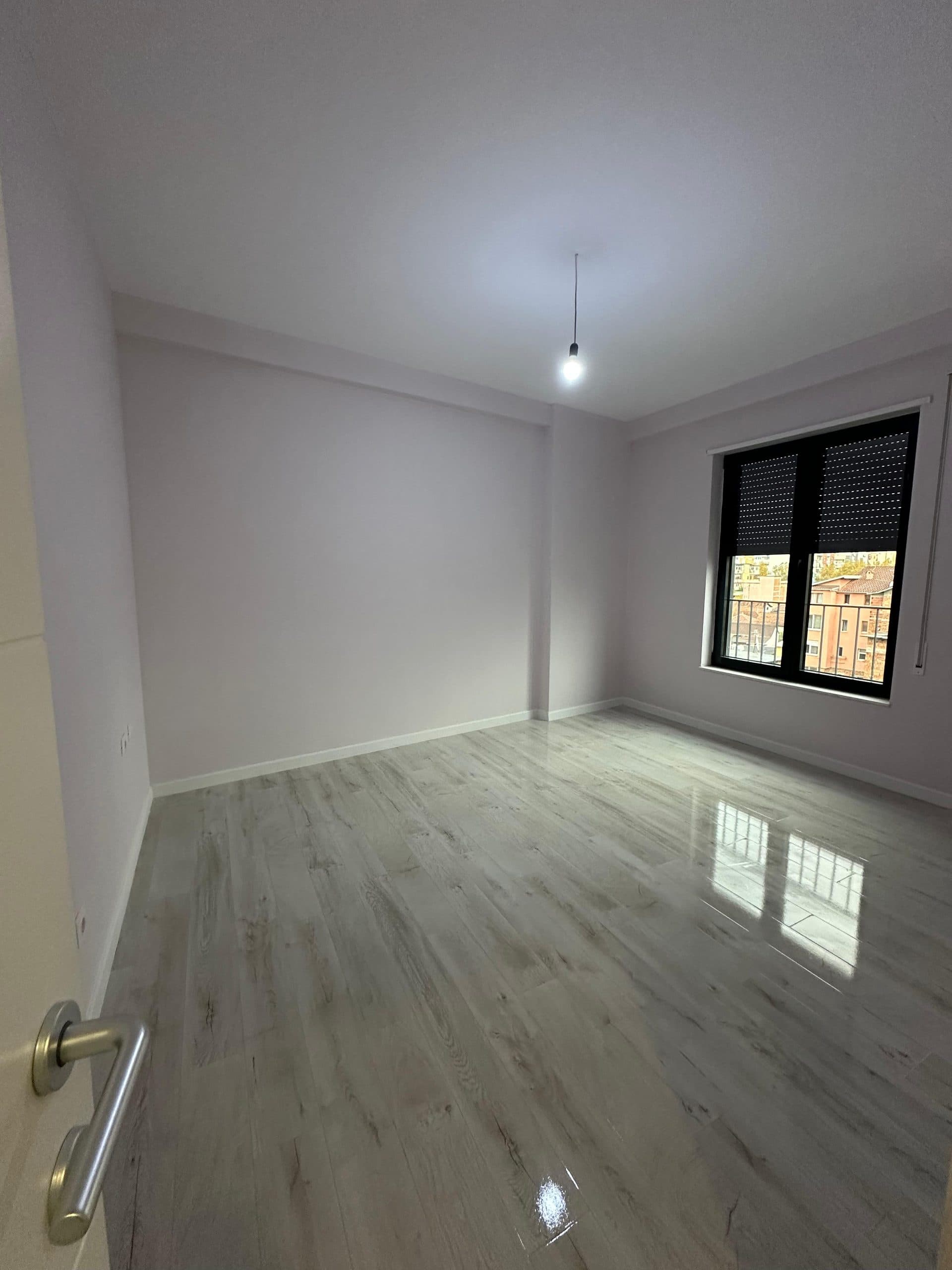Shitet apartament 2+1+ post Parkimi , Bulevardi i Ri 2