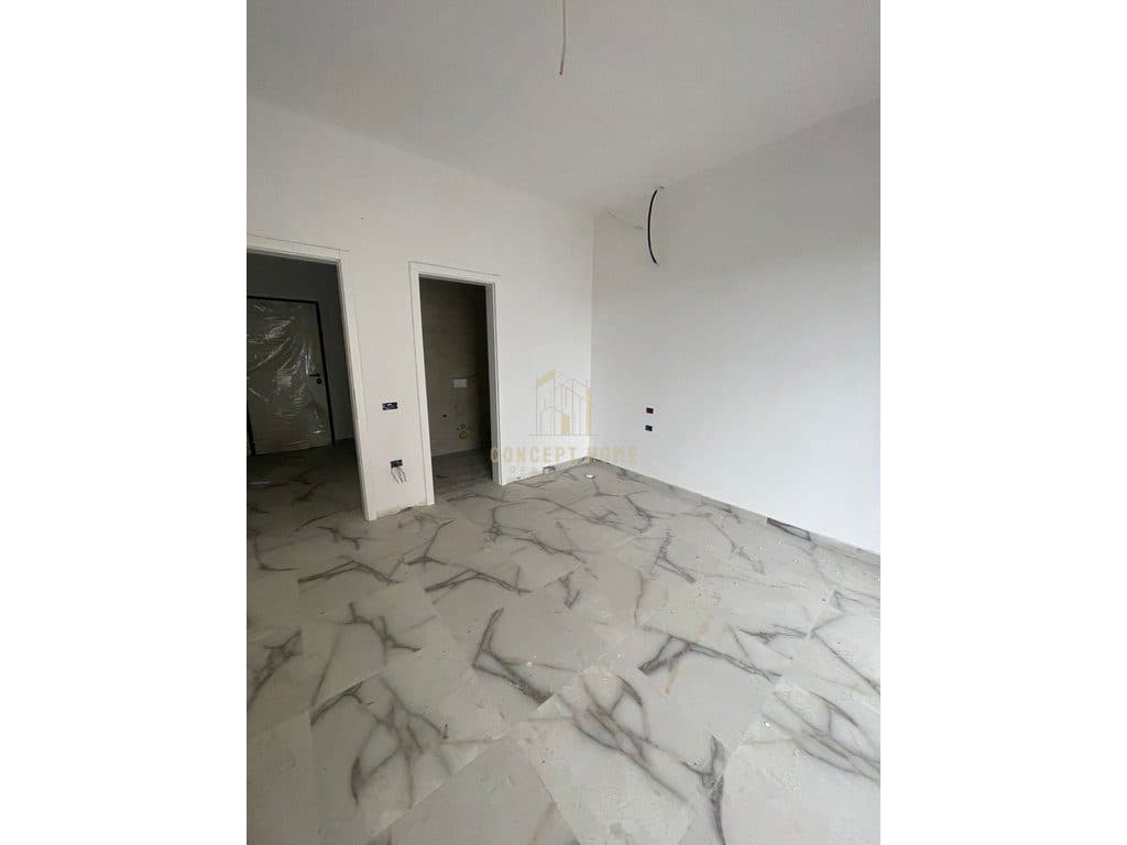 Shitet apartament 2+1+2 + post parkimi tek Liqeni Thate 3
