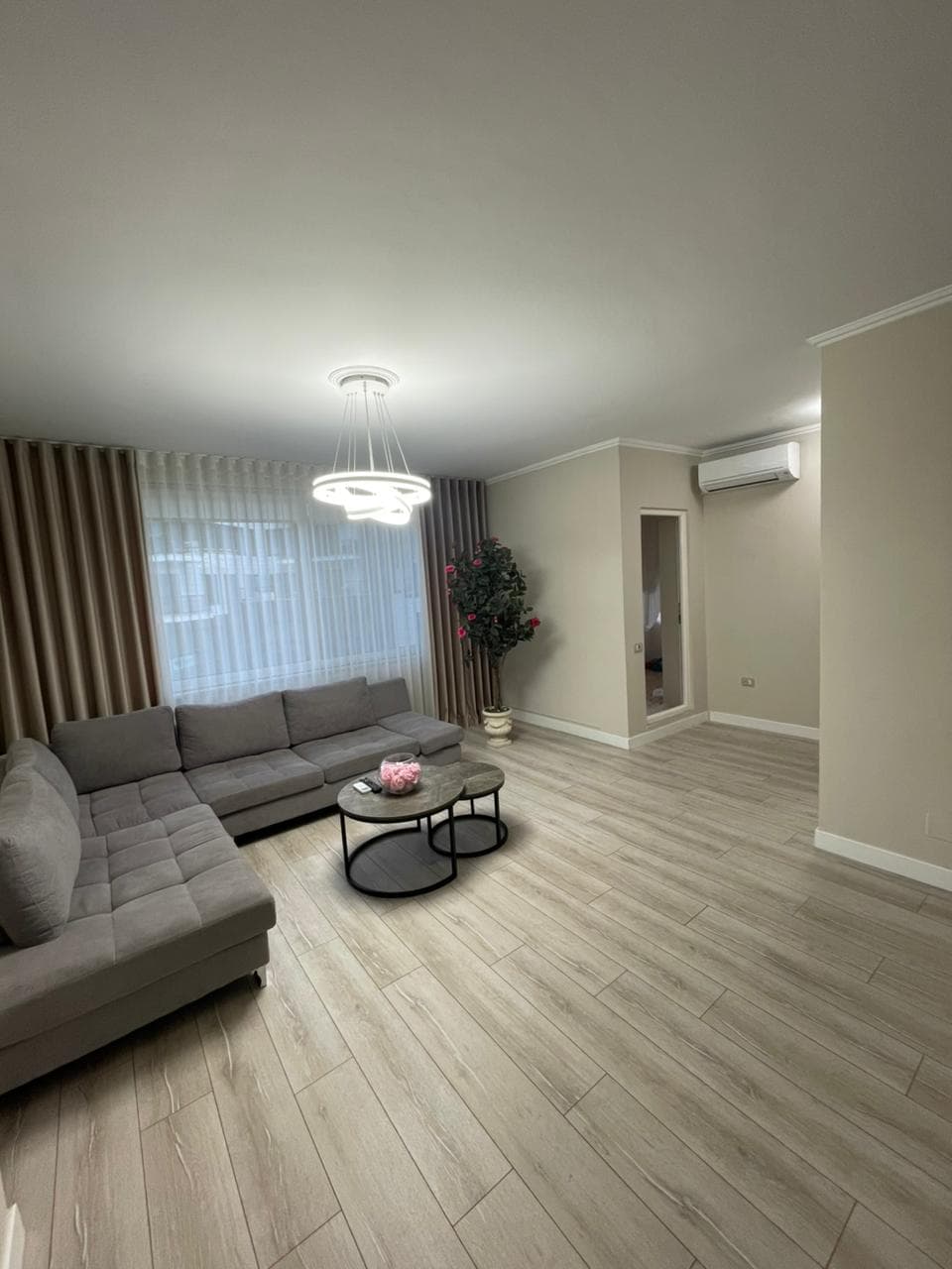 Jepet me qera apartament 1+1 Rruga e Kosovareve. 2