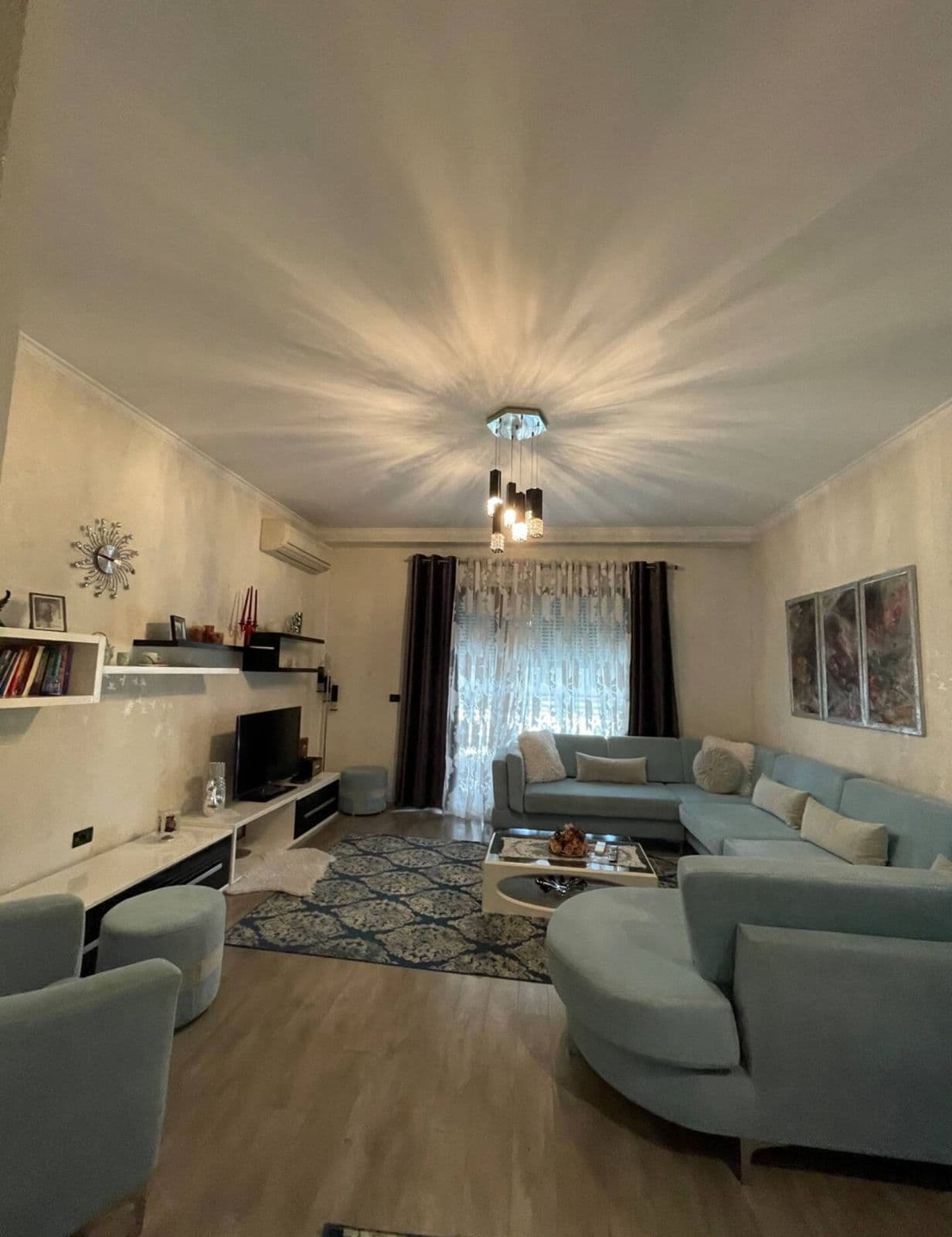 Jepet me qera Apartament 3+1+2+parkim tek Rruga e kavajes. 2