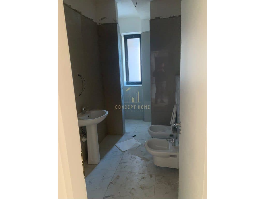Jepet me qera apartament 2+1+2+post parkimi ne Astir 4