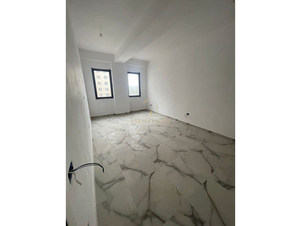 Shitet apartament 2+1+2 + post parkimi tek Liqeni Thate 4