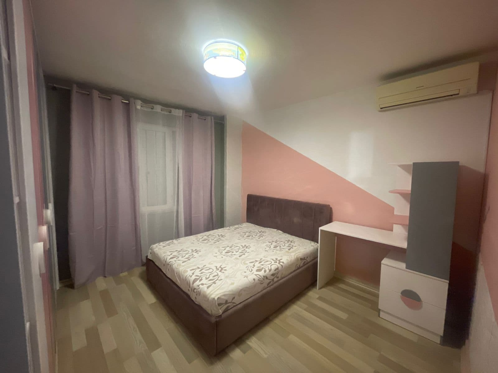 Jepet apartament me qera 3+1+2 tek Komuna e Parisit 4