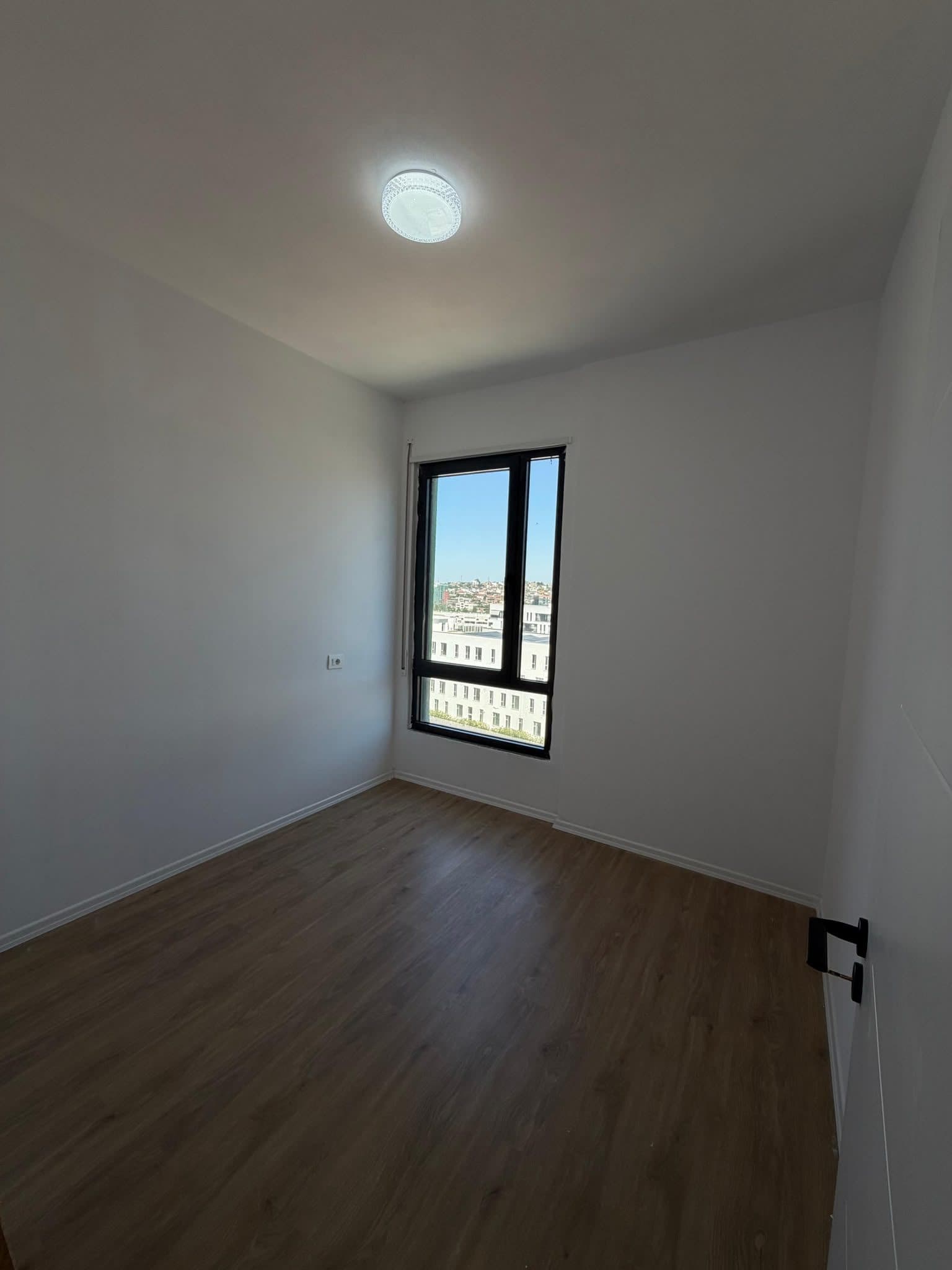 Jepet me qera Apartament 3+1+2 ne 5 Maj 4