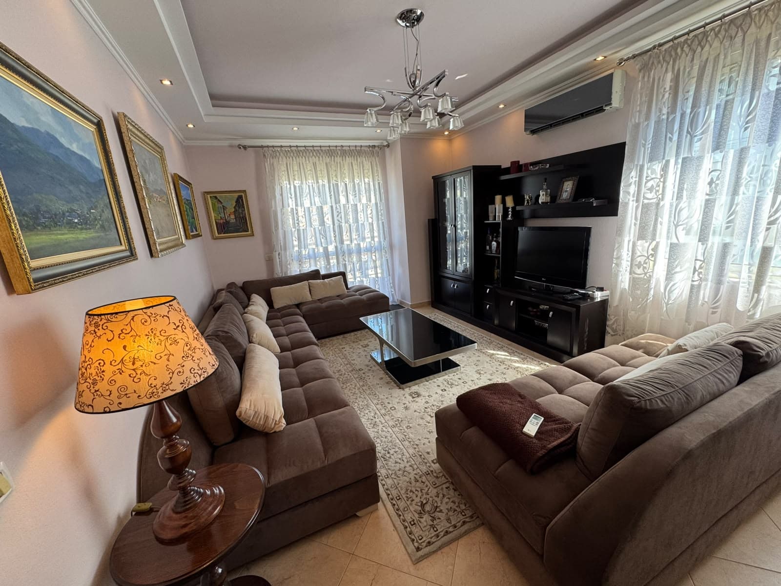 Jepet me qera apartament 3+1 tek Komuna e Parisit