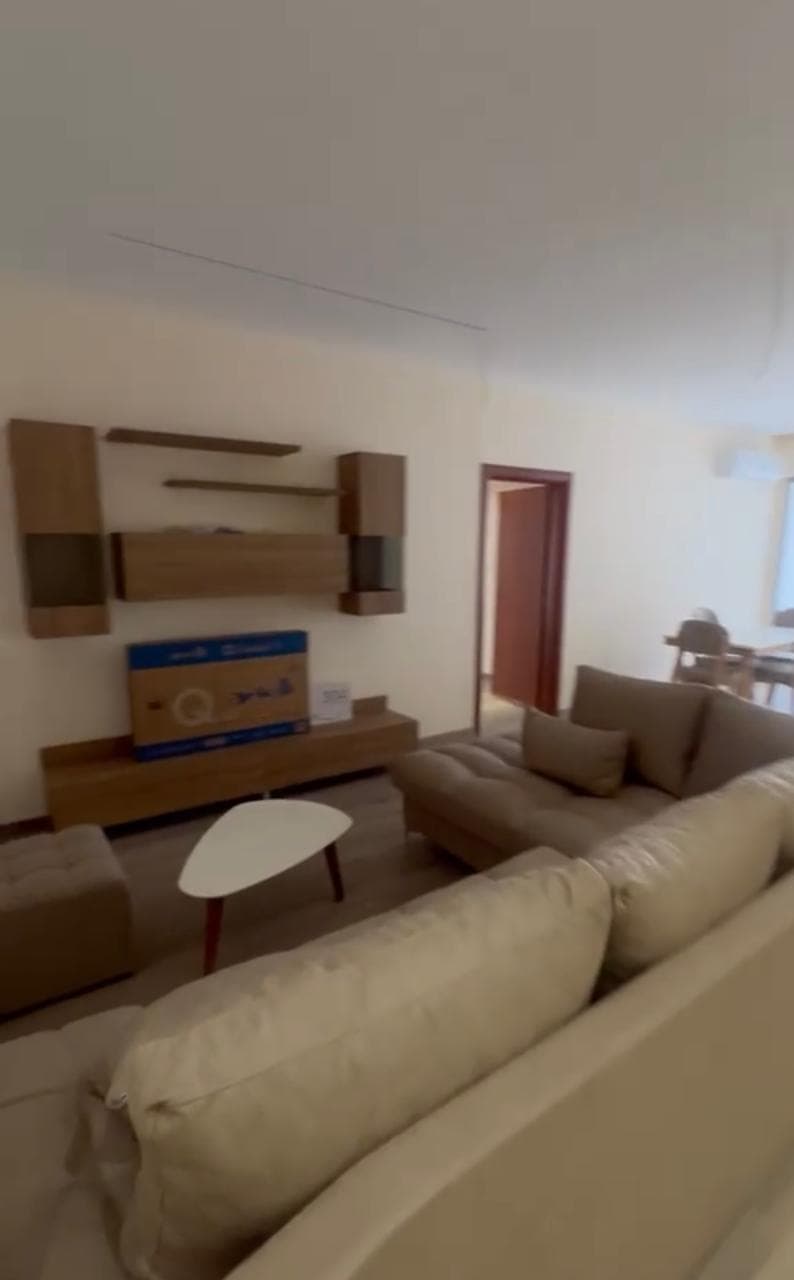Jepet me qera apartament 3+1+2 ne Qender.