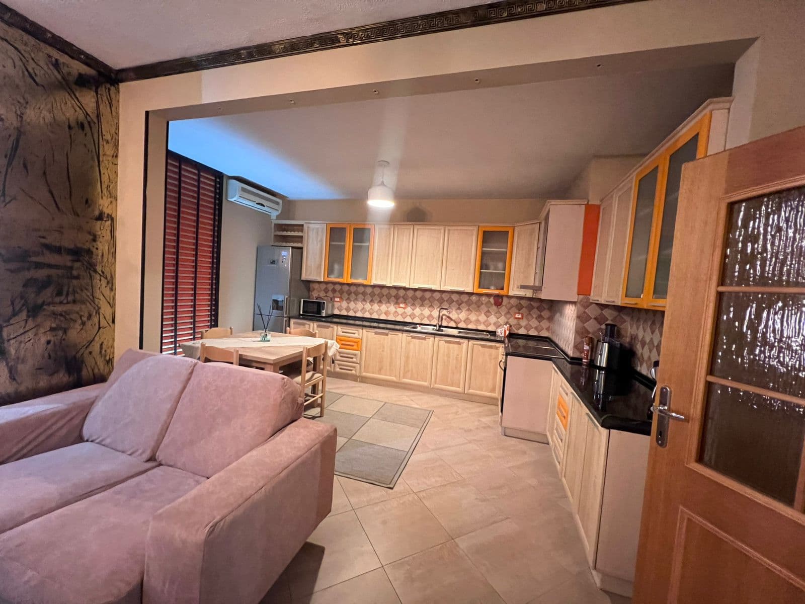 Jepet me qera apartament 3+1 tek Zogu i Zi 2