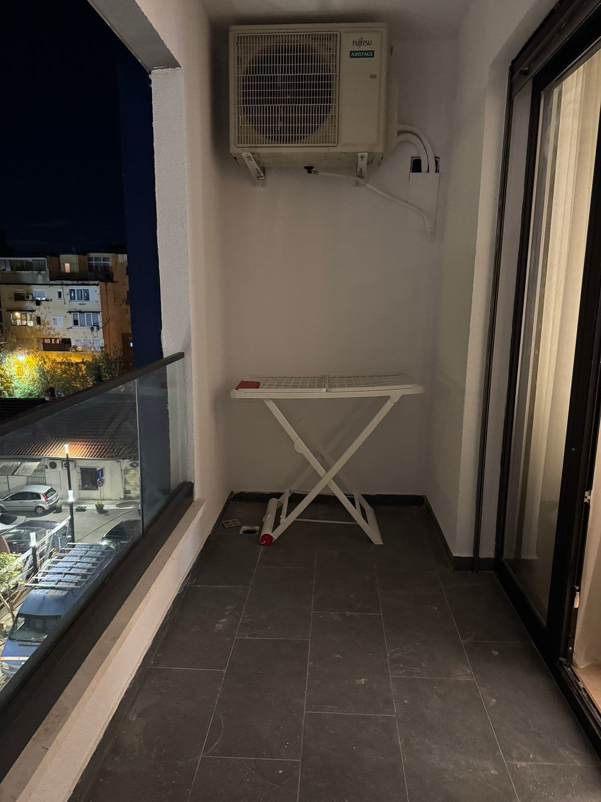 Jepet me qera Apartament 1+1+ Post parkimi tek Komuna e Parisit 3