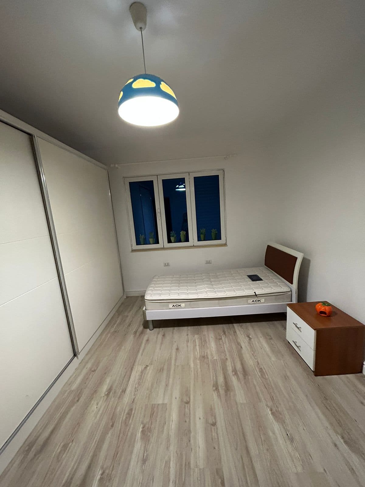 Jepet me qera Apartament 3+1+2+verande ne Yzberisht 43,000 leke/muaji 3