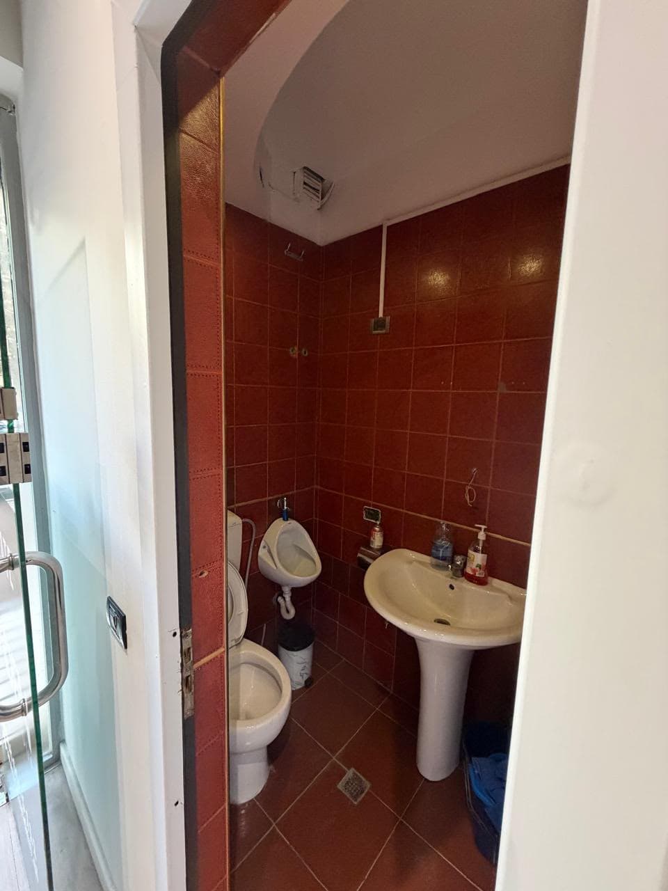 Jepet me qera ambient biznesi Bulevardi Gjergj Fishta 4