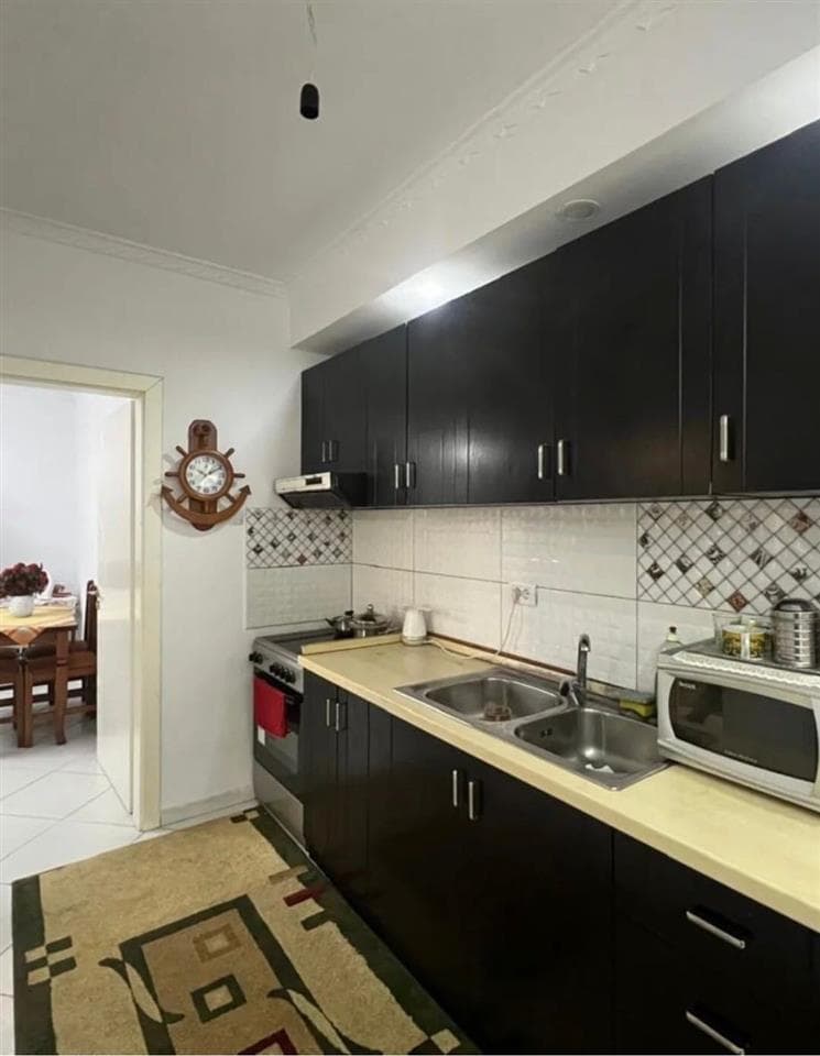 Shitet apartament Ne Xhamllik