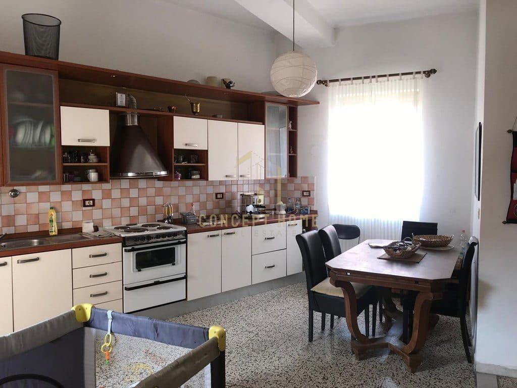 Jepet me qera apartament 3+1 ne Qender