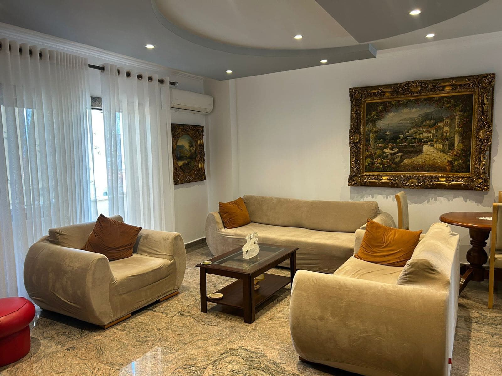 Jepet me qera apartament 2+1 tek Bulevardi Zogu 1