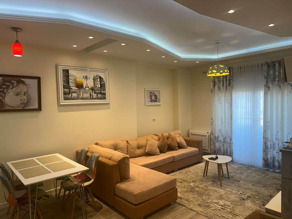 Shitet apartament 1+1 tek Komuna e Parisit 2