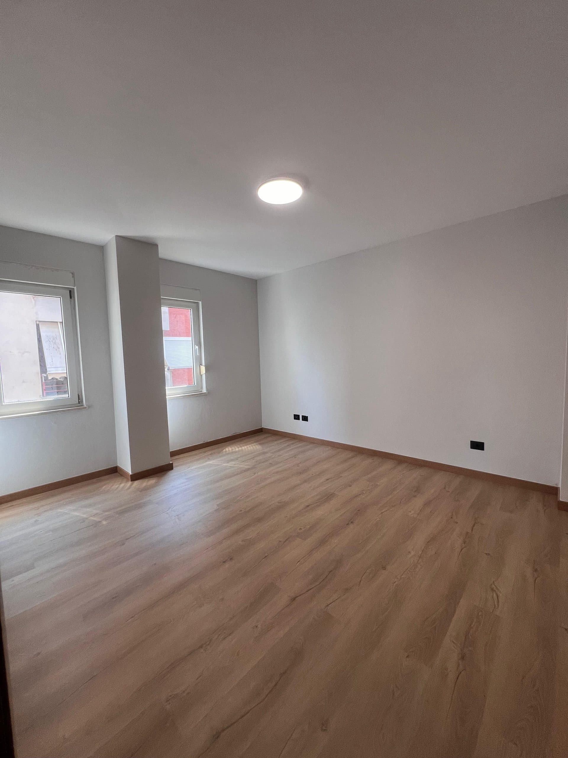 Shitet 3+1+2 Kompleksi Colombo ,Liqeni Thate / 150m2