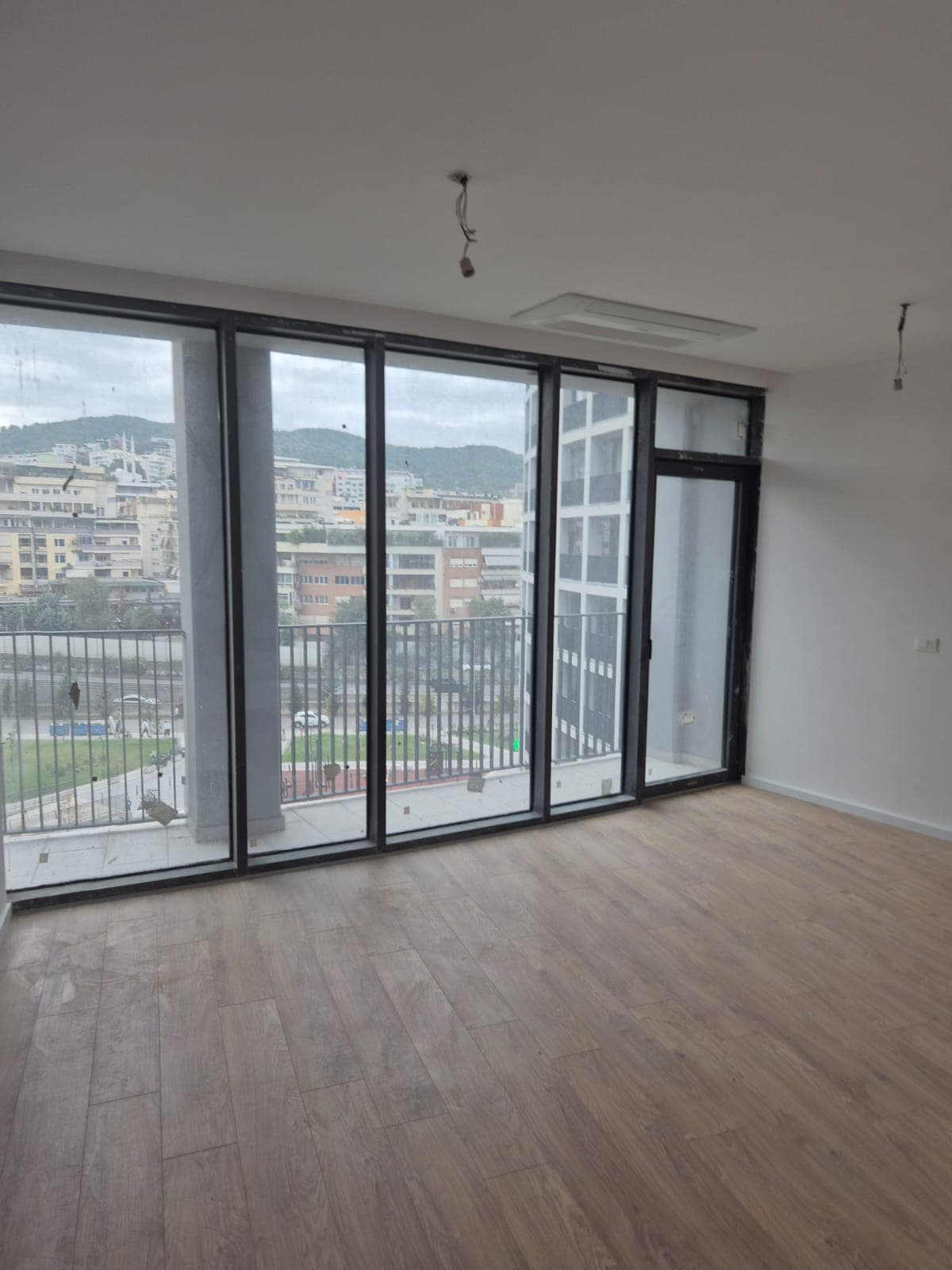 Apartament 2+1+2 Me Qira tek Liqeni Artificial, Tiranë - 1900€