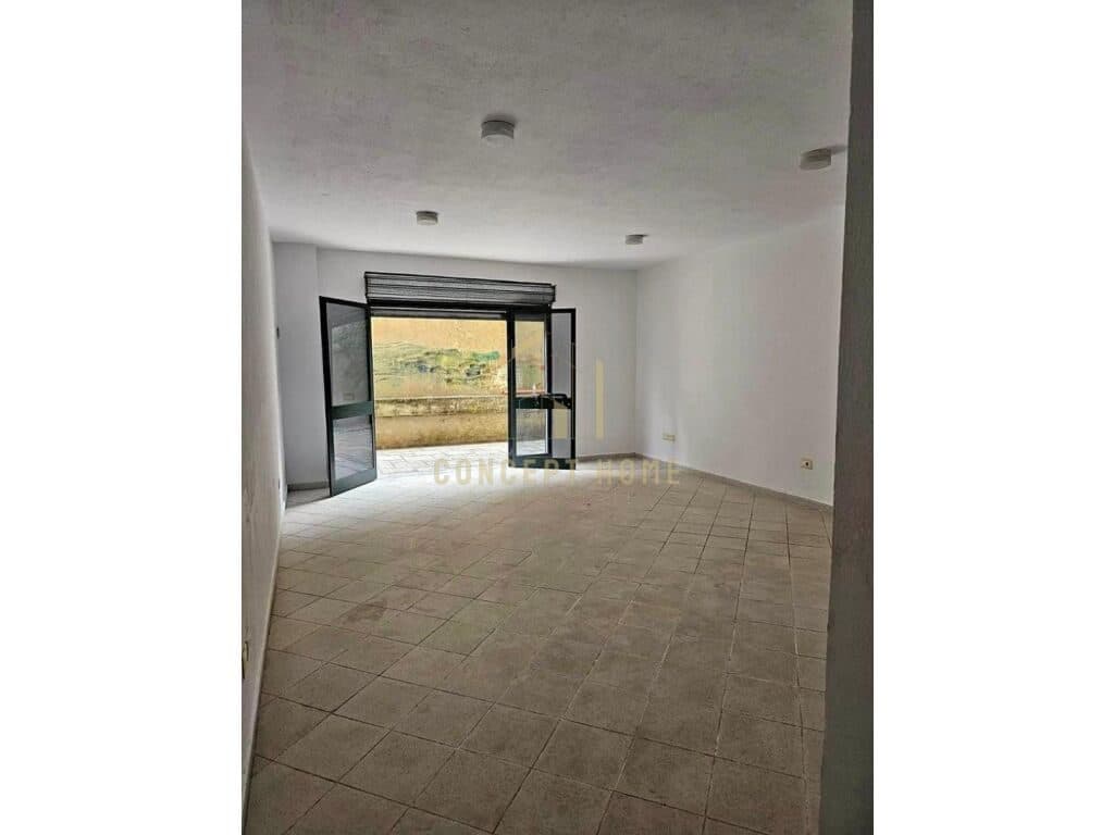 Jepet me qera ambient per biznes ne Rrugen e Bogdaneve. 2