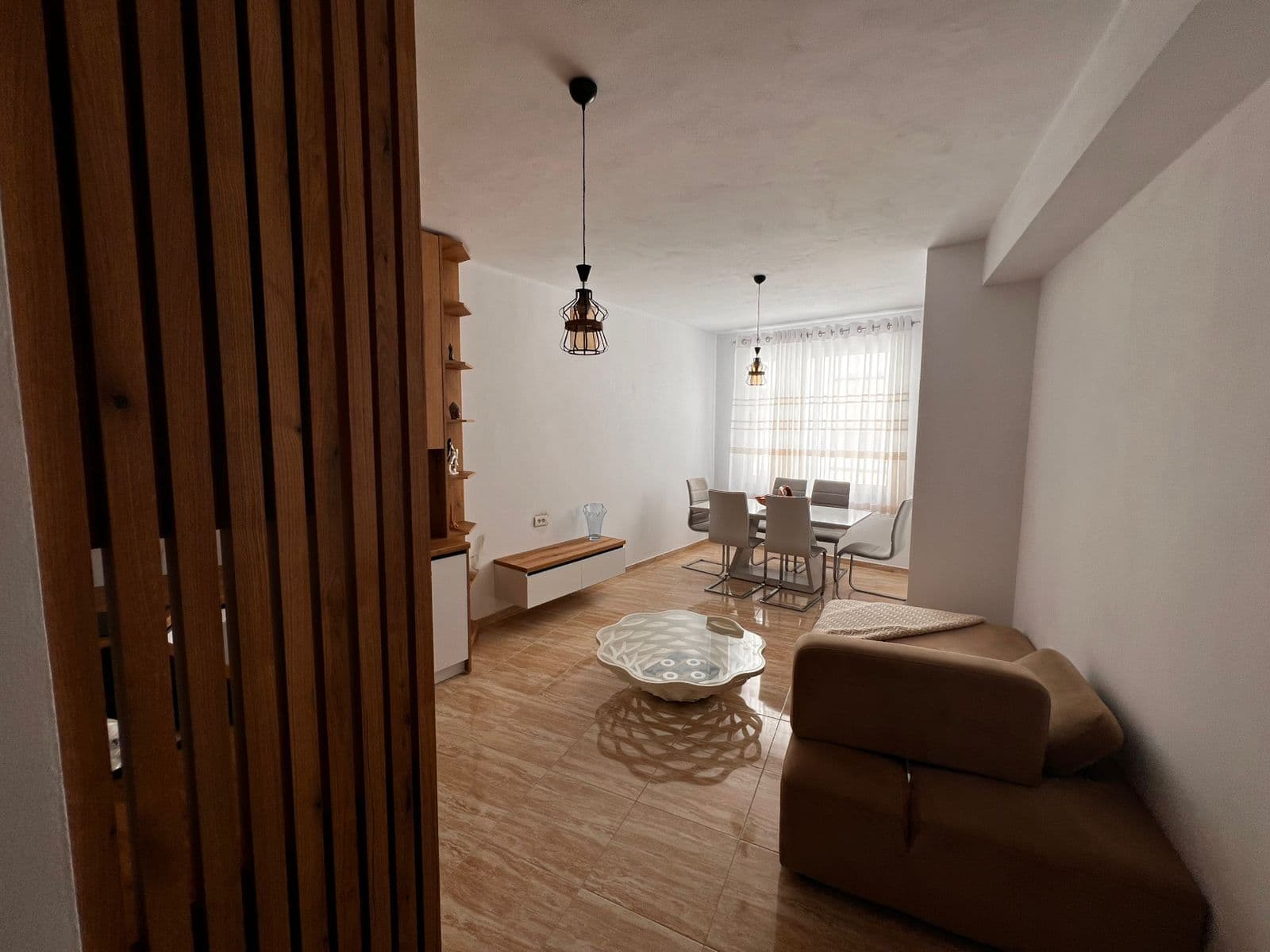 Jepet me qera apartament 3+1 ne Astir