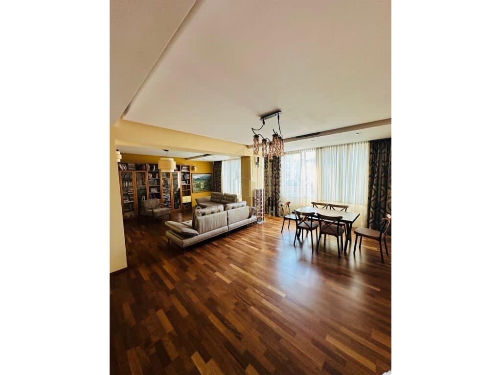 Apartament 2+2 Për Qira në Blloku, Tirana - 1500€ | 160 m²