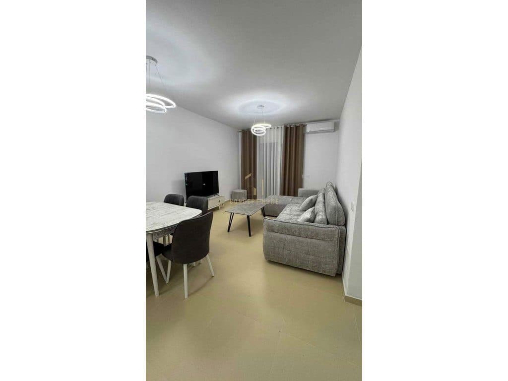 Jepet me qera apartament 2+1 tek Ish-Parkut të Autobusëve