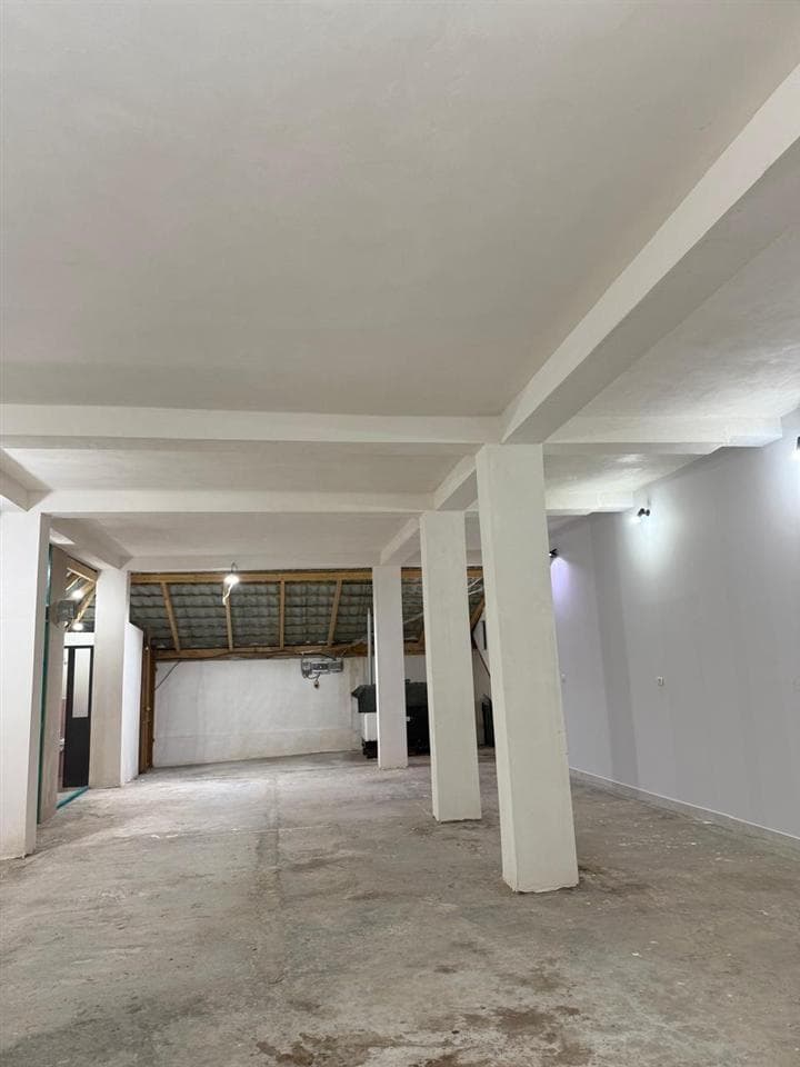 Jepet me qera ambient biznesi tek Kafja e Rremes, Tiranë 2