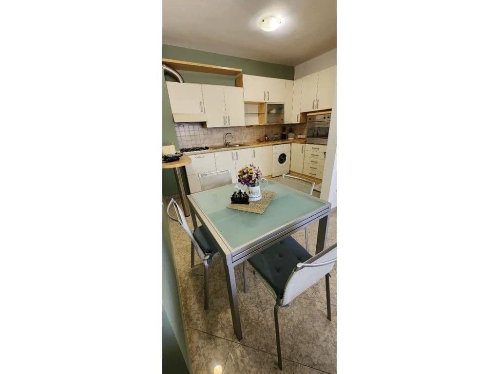 Jepet me qera apartament 1+1 Tek Pazari i Ri 4