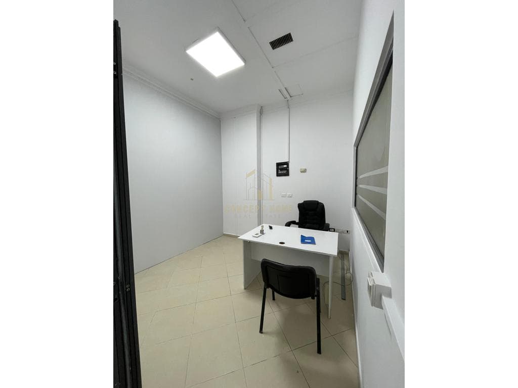 Jepet ambient biznesi me qera tek Condor Center. 4