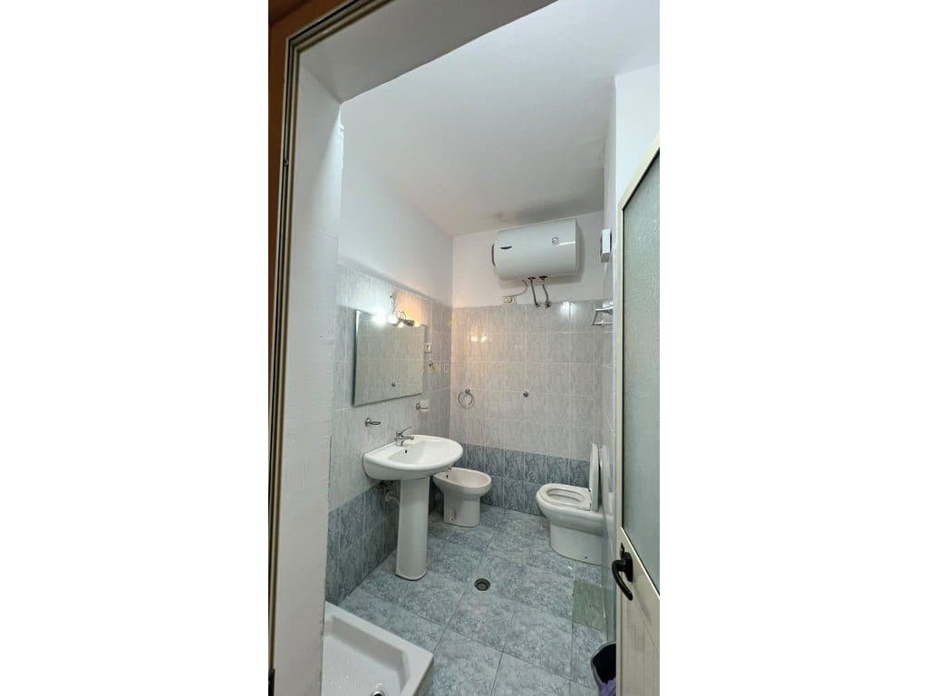 Jepet me qera apartament 1+1 ne Qender. 4