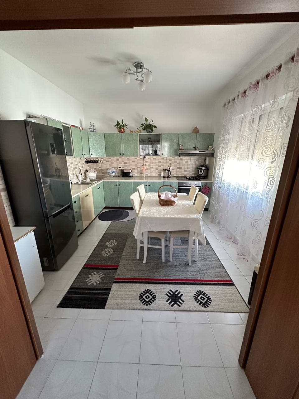 Jepet me qera apartament 3+1 tek Komuna e Parisit