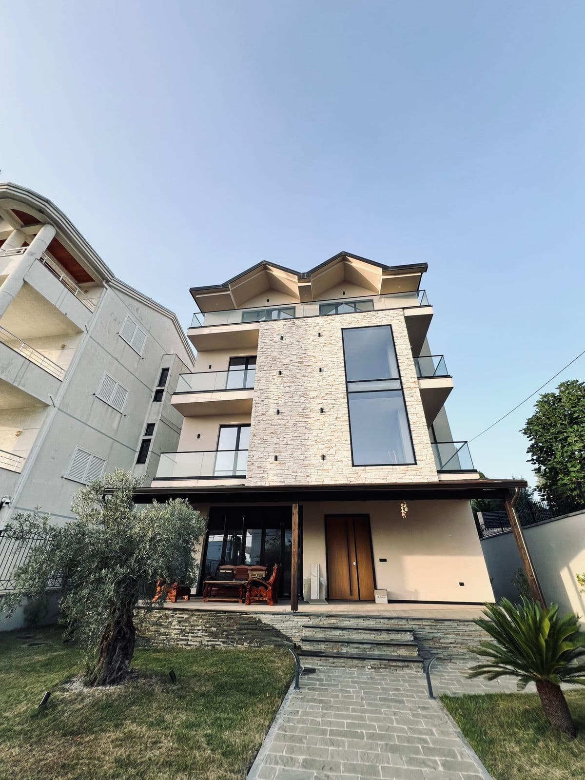 Vilë 4-katëshe me qira në Farkë, Tiranë - 3000€ | 400 m² 2