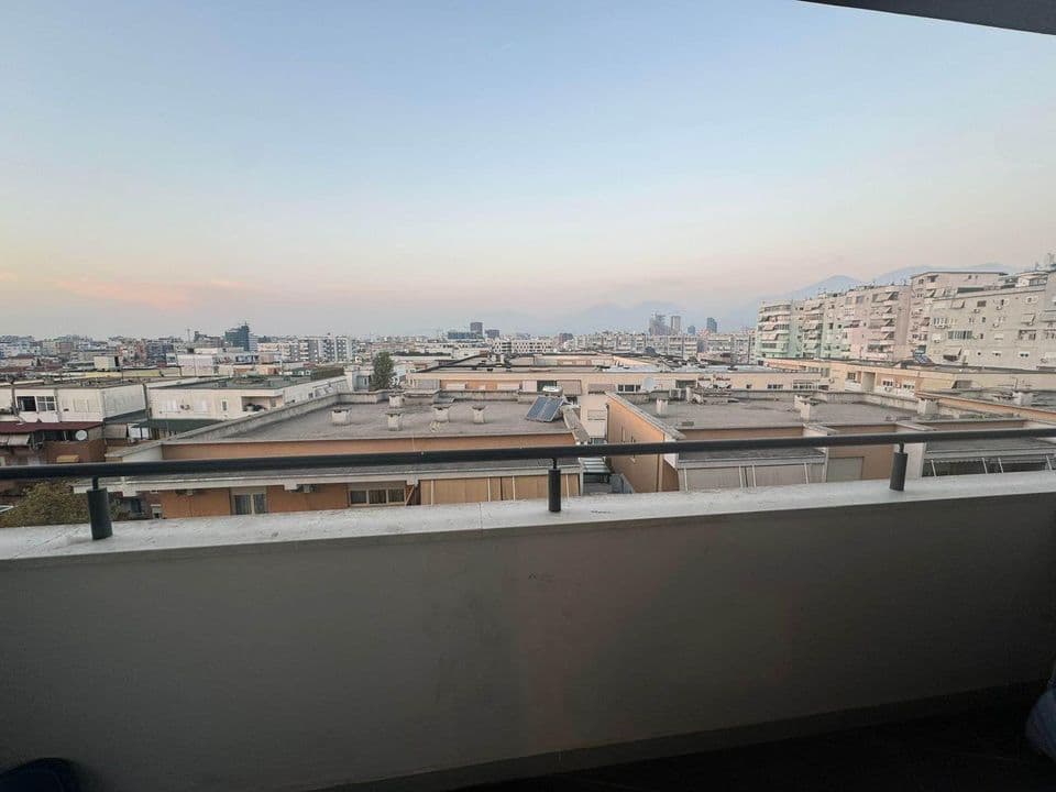 Jepet me qera apartament 1+1 tek Komuna e Parisit 4
