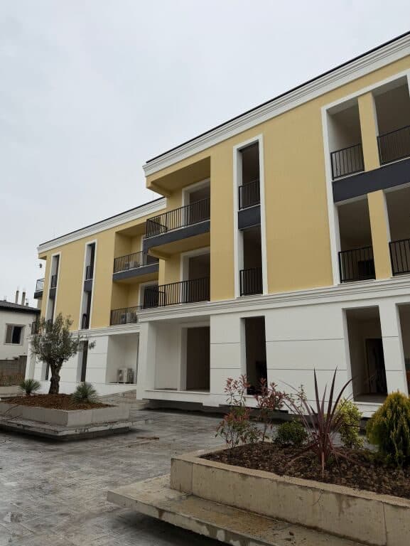 Shitet apartament 1+1+Post Parkimi ne Sauk 1