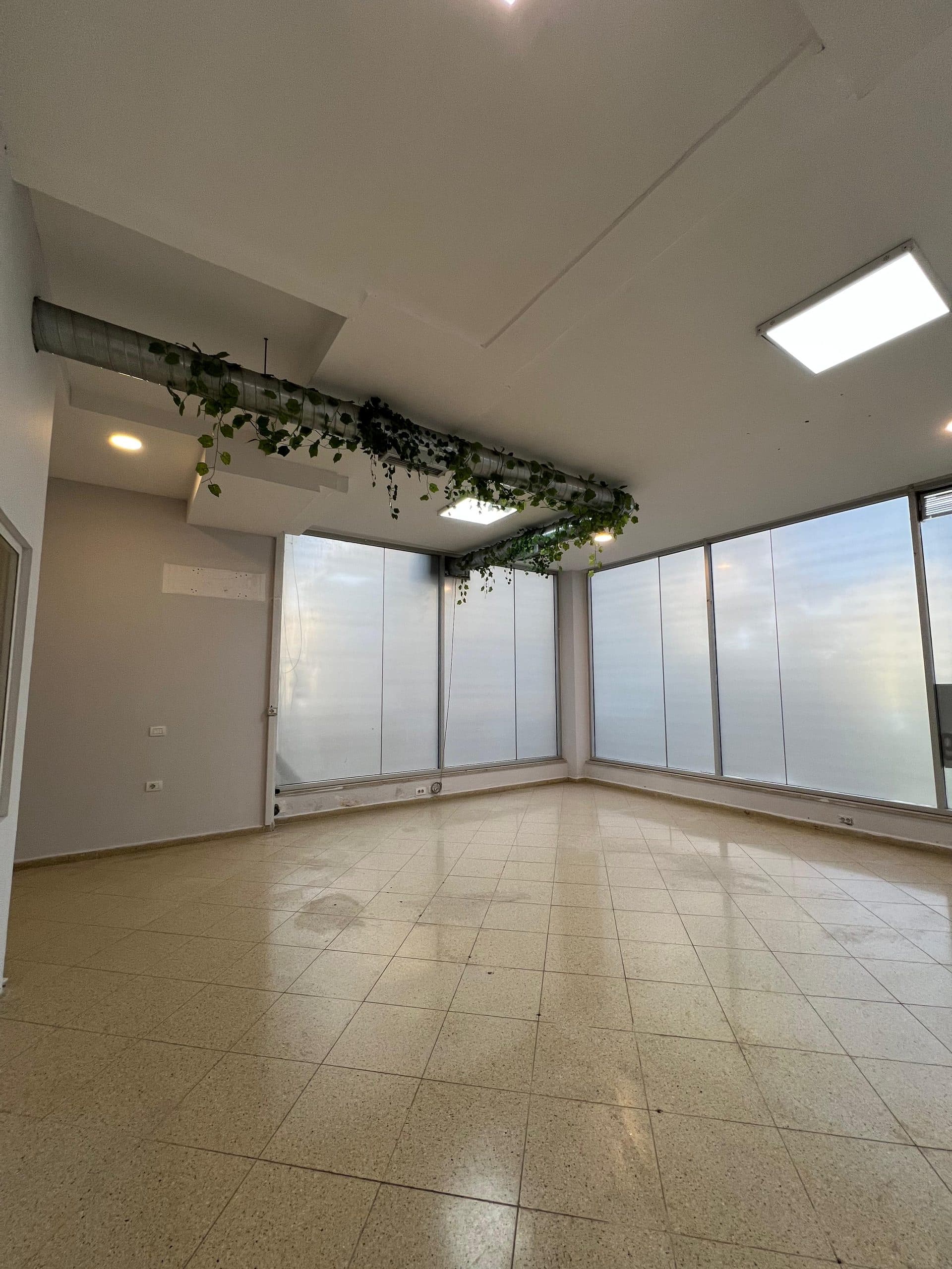 Dyqan Për Qira në Kodra e Diellit1, Tiranë - 1000€ | 136 m² 2