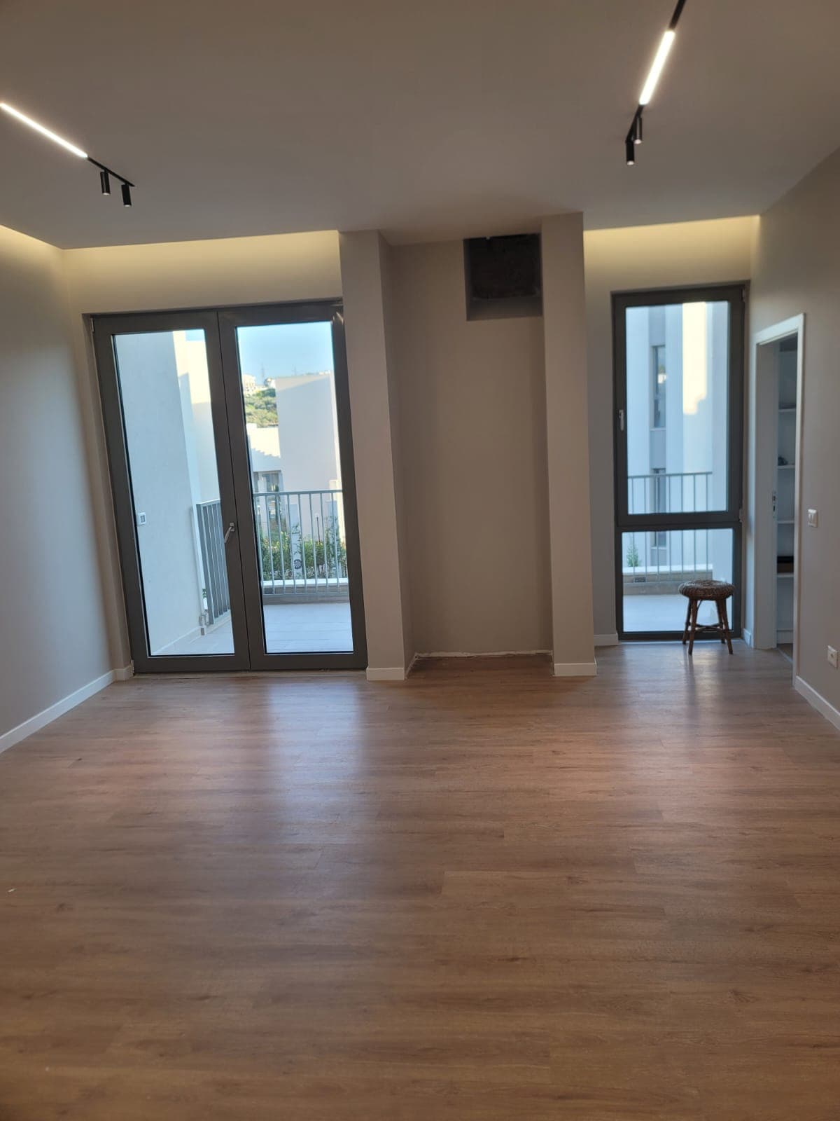 Jepet me qera apartament 2+1+2 tek Liqeni i Thate 2