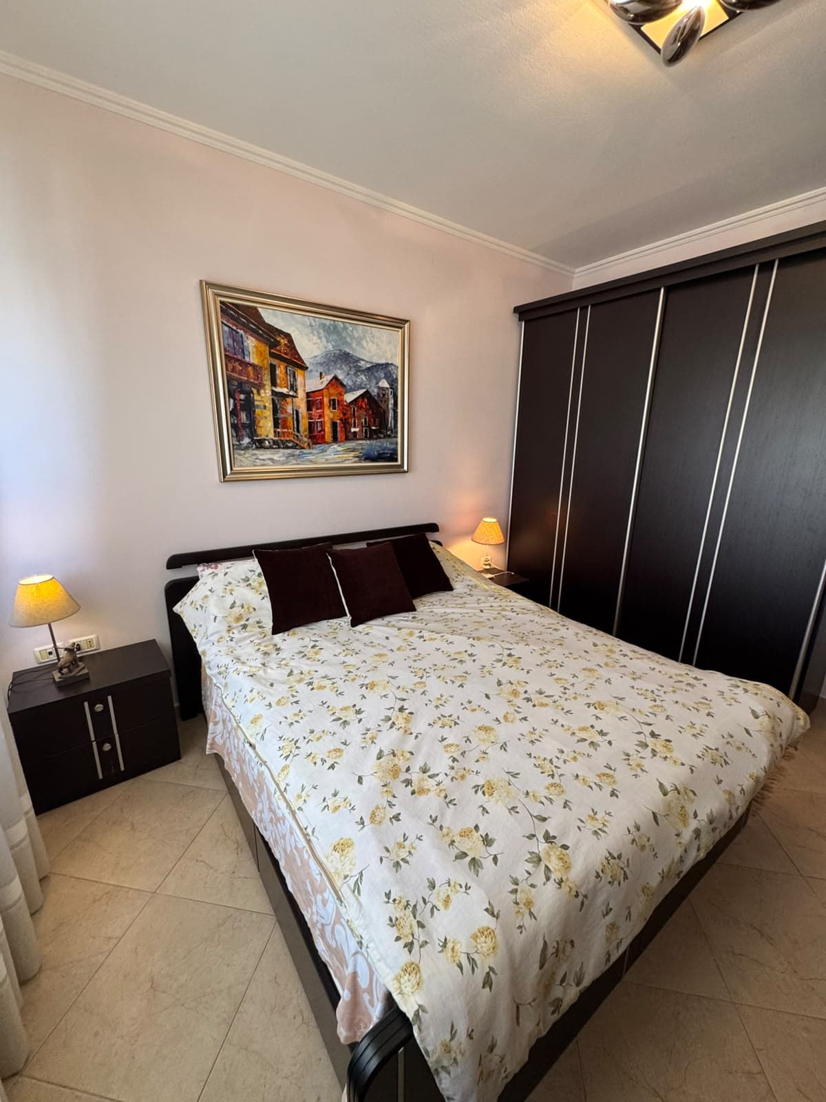 Jepet me qera apartament 3+1 tek Komuna e Parisit 3