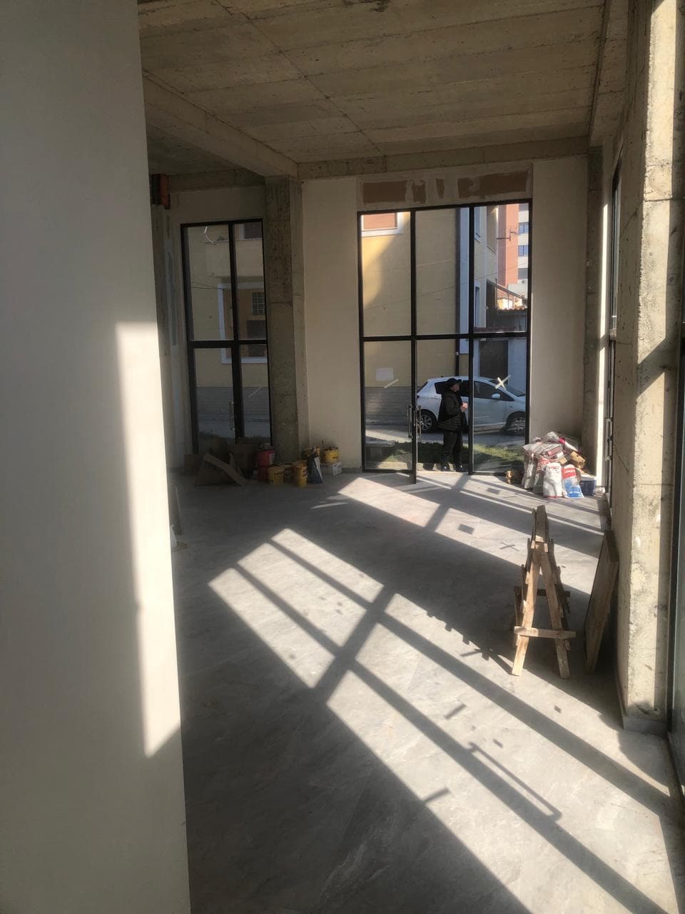 Jepet ambjent biznesi me qera tek Pazari Ri-1200euro/muaji