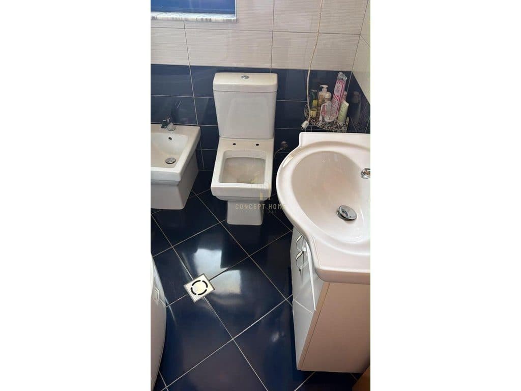 Jepet me qera apartament 2+1 tek Rruga e Durresit. 4